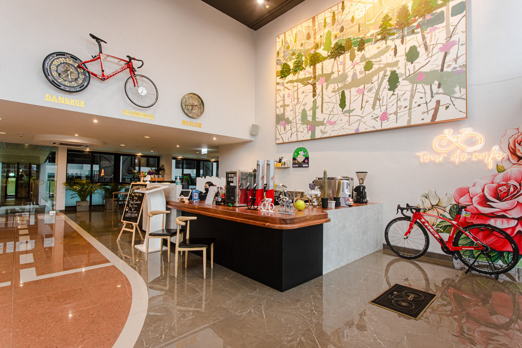 Tourde Cafe & Bar