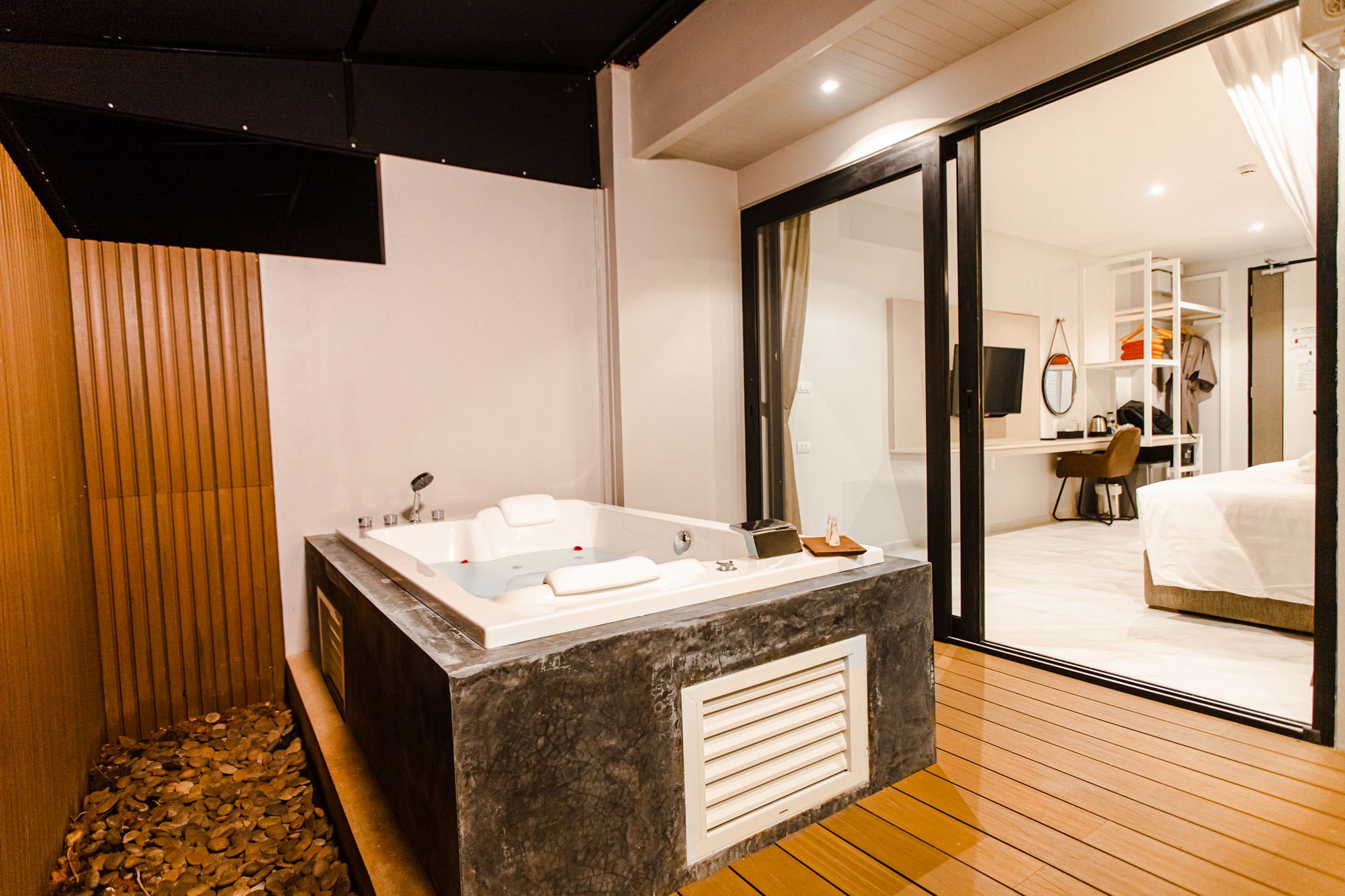 Deluxe Jacuzzi