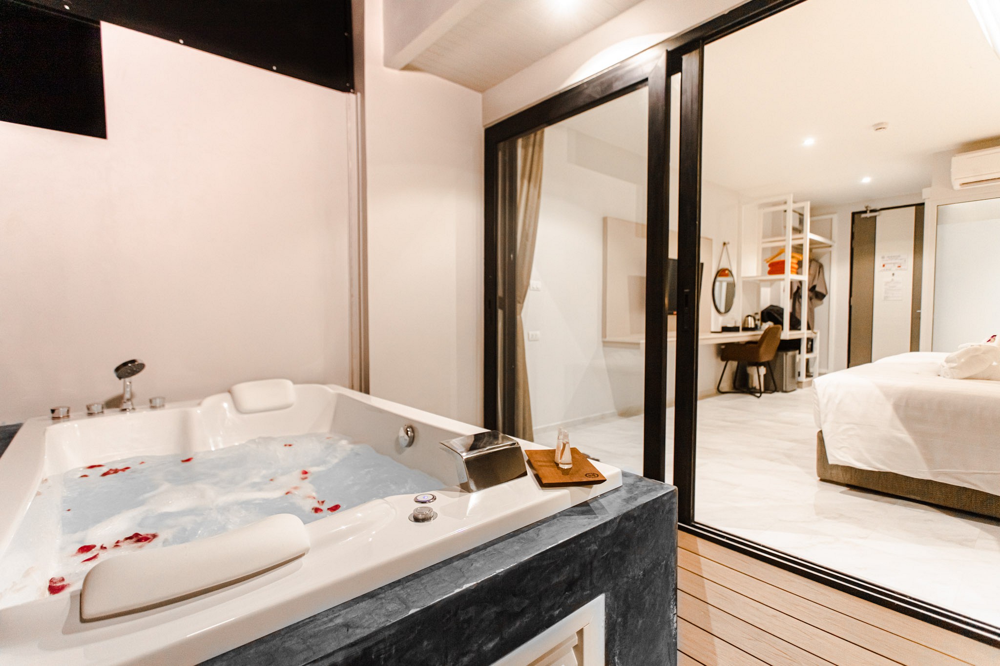 Deluxe Jacuzzi